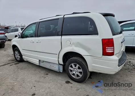 2010 Chrysler Town & Country Touring Plus z USA, uszkodzony, nr VIN 2A4RR8D12AR368910